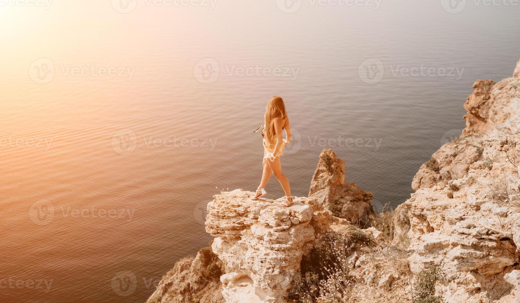 vrouw reizen zee. gelukkig toerist genieten nemen afbeelding buitenshuis voor herinneringen. vrouw reiziger looks Bij de rand van de klif Aan de zee baai van bergen, sharing reizen avontuur reis foto