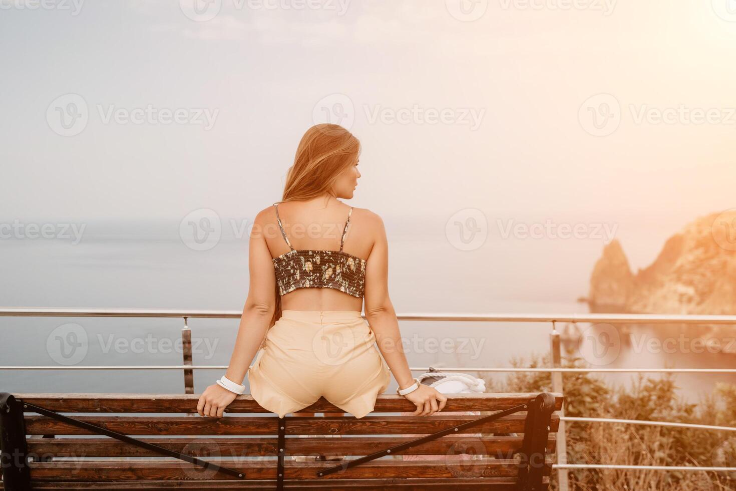 vrouw reizen zee. gelukkig toerist genieten nemen afbeelding buitenshuis voor herinneringen. vrouw reiziger looks Bij de rand van de klif Aan de zee baai van bergen, sharing reizen avontuur reis foto