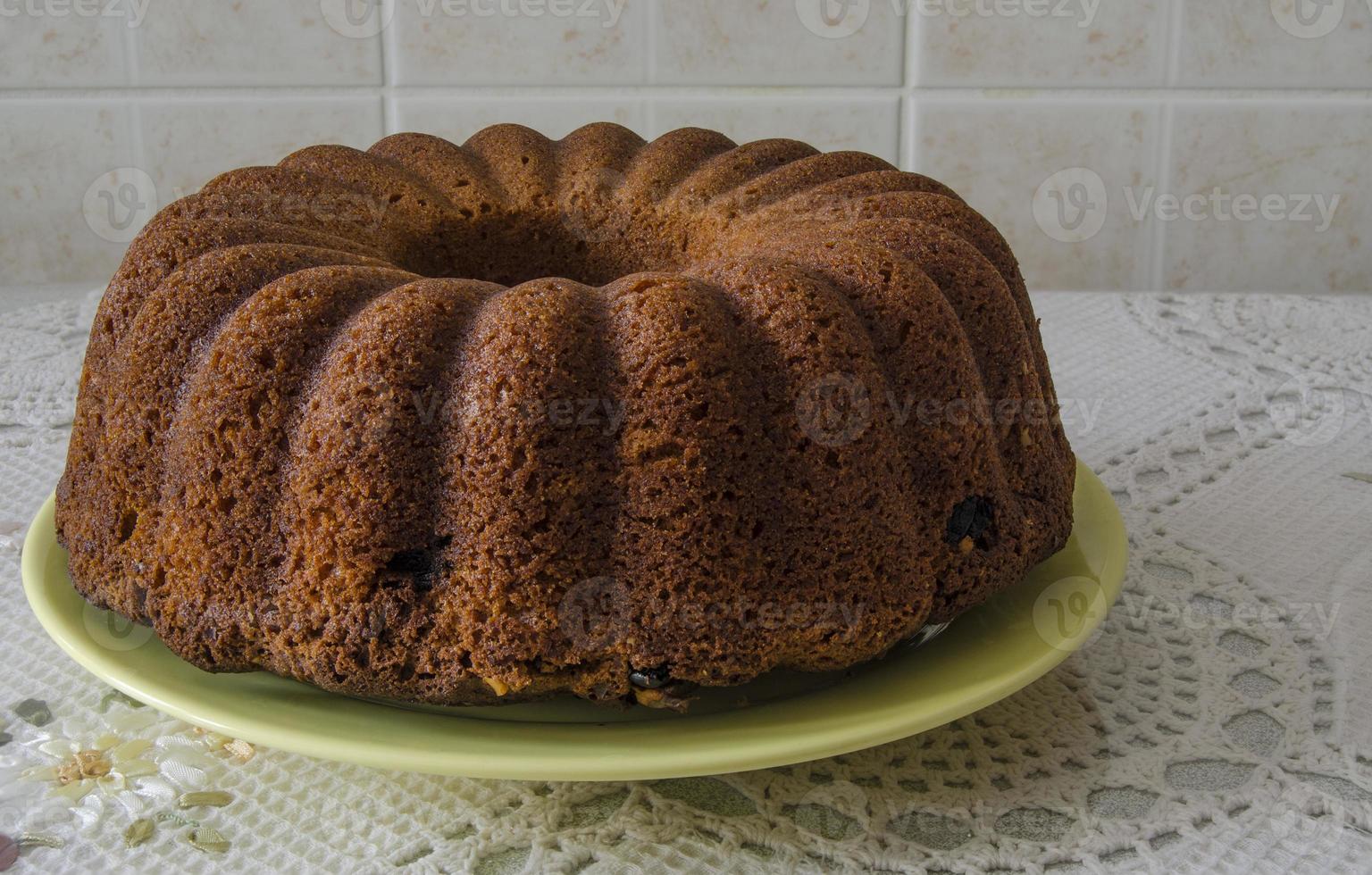 gesneden cake op houten tafel foto