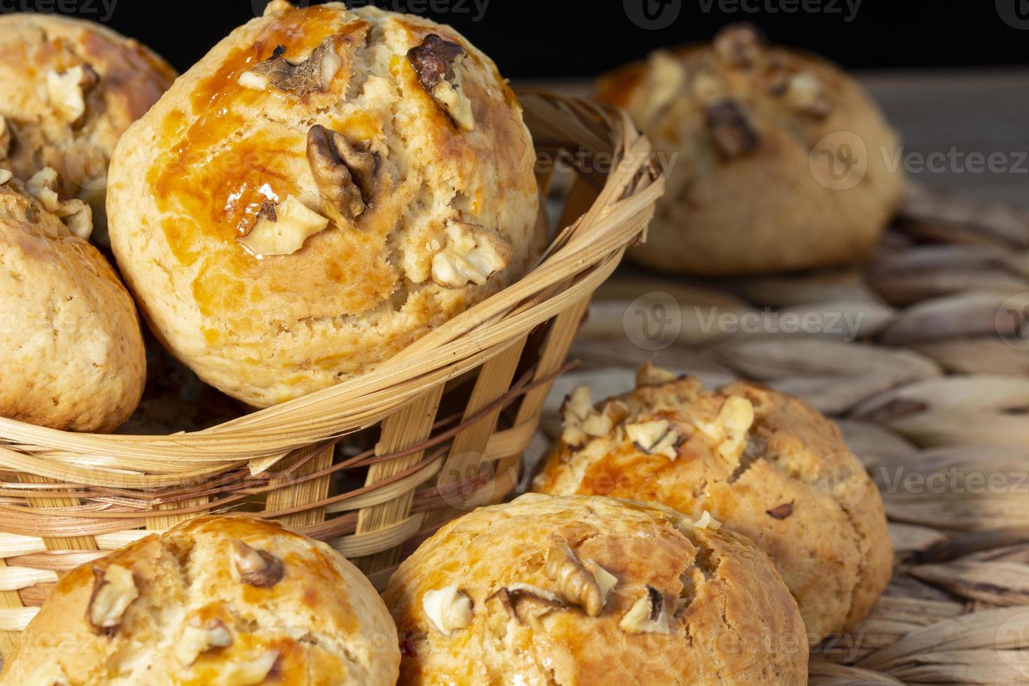 koekjes in een mand op tafel foto