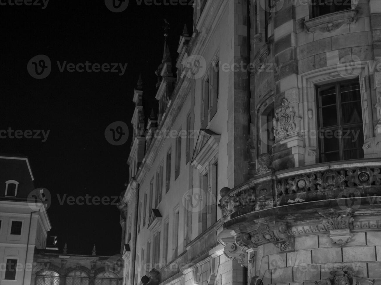 de stad van Dresden Bij nacht foto