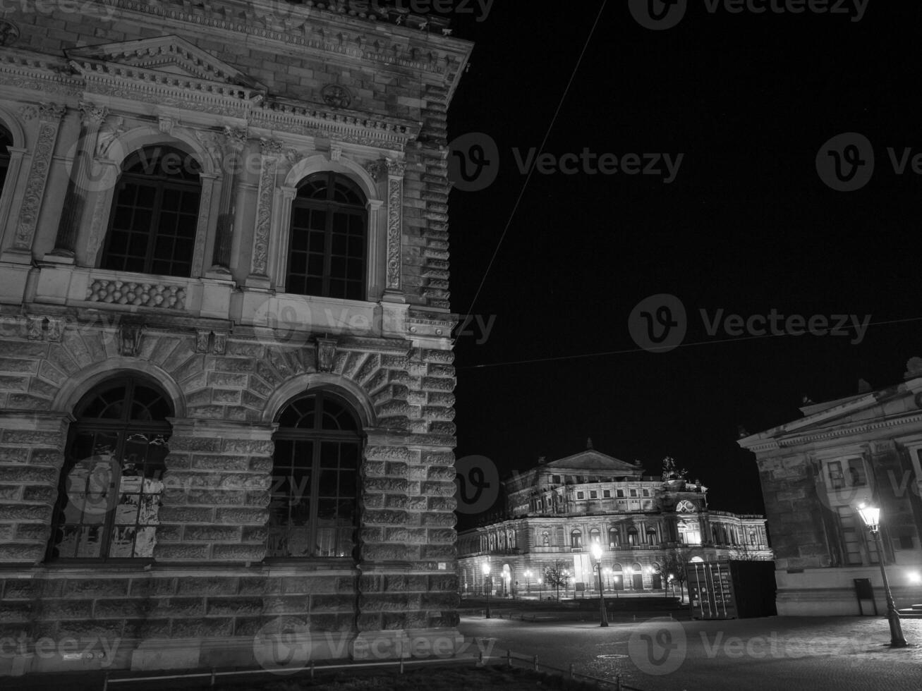 de stad van Dresden Bij nacht foto