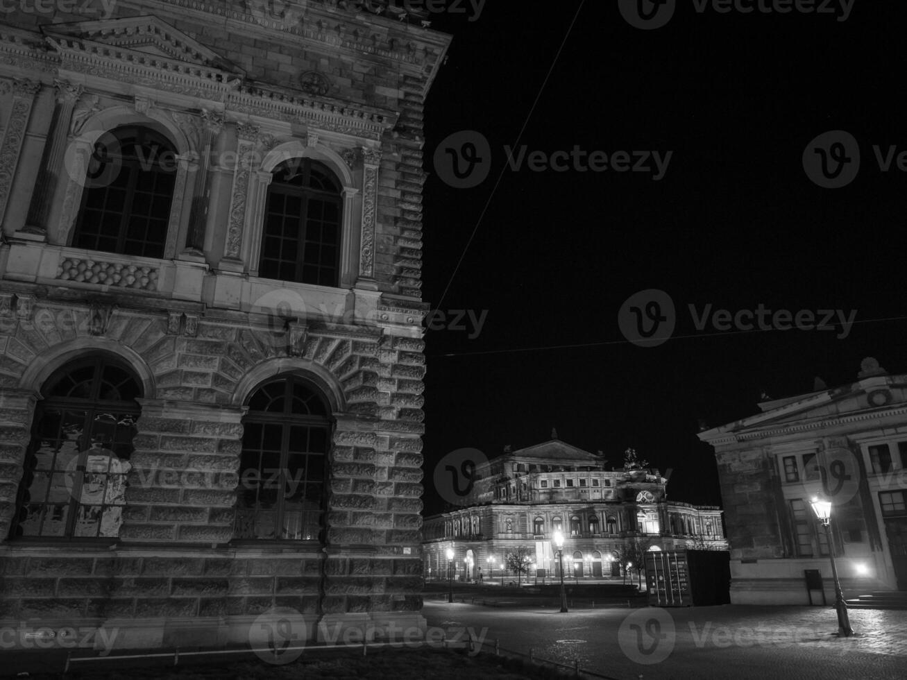 de stad van Dresden Bij nacht foto