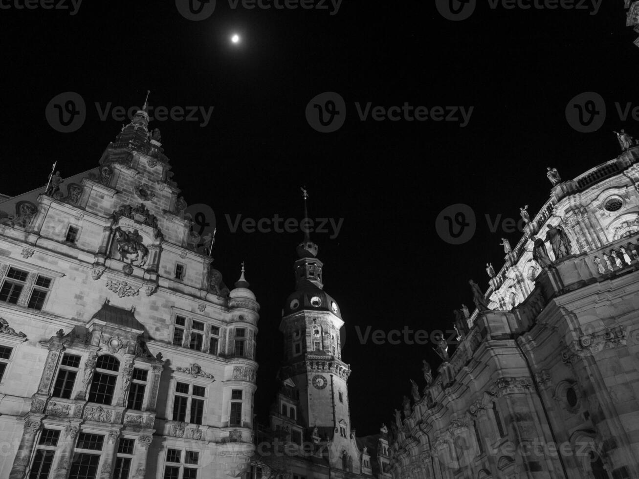 de stad van Dresden Bij nacht foto