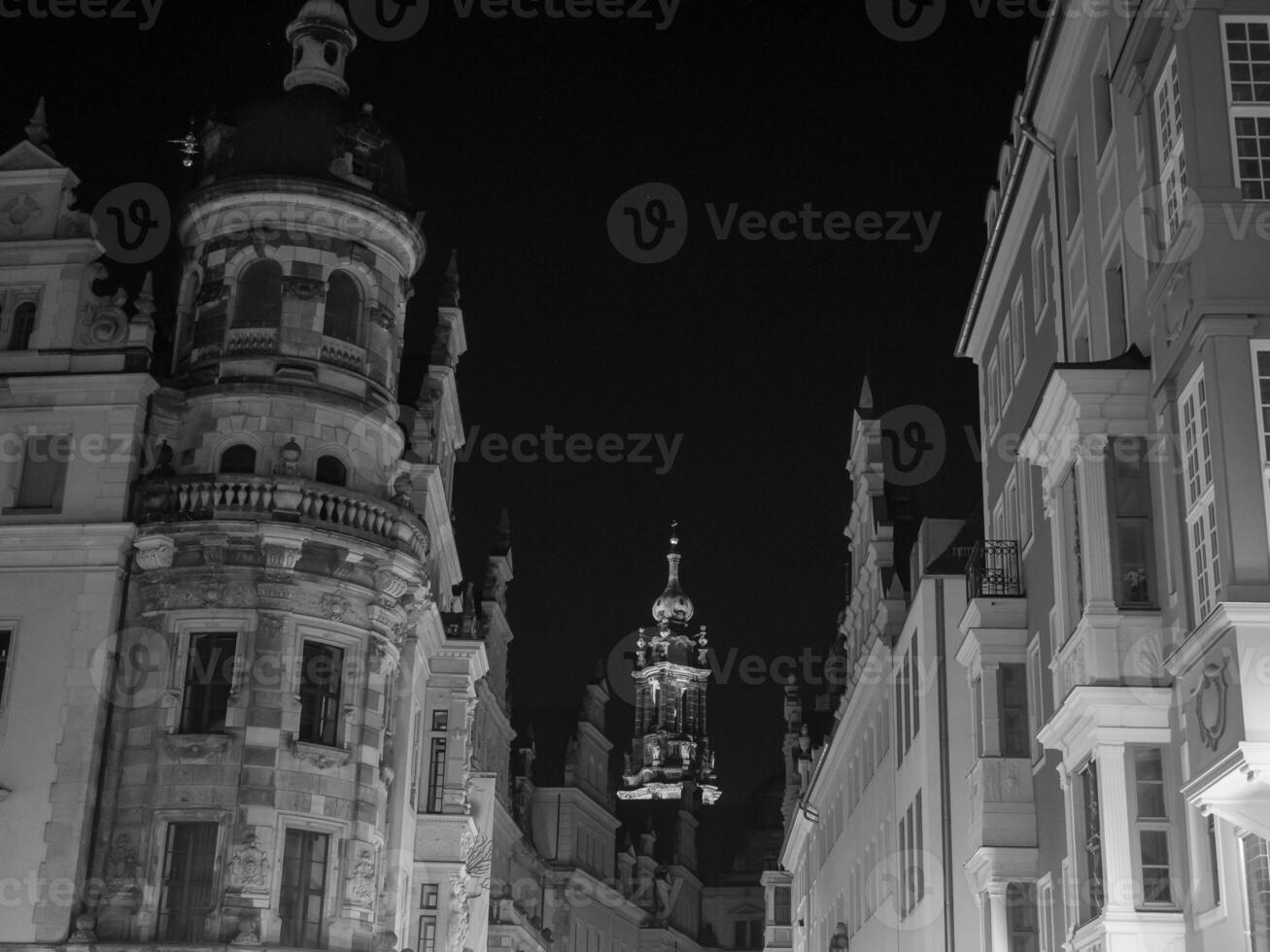 de stad van Dresden Bij nacht foto