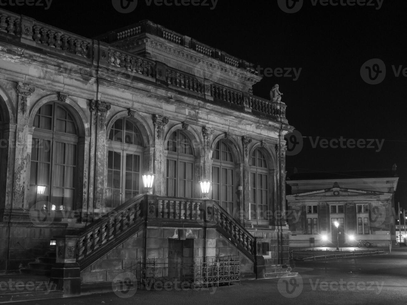 de stad van Dresden Bij nacht foto