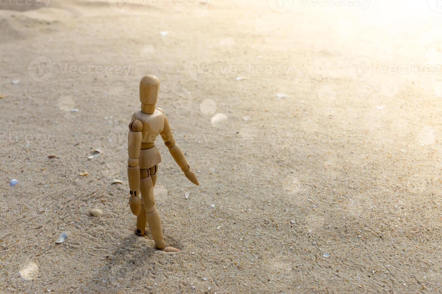 houten modellen voelen eenzaam Aan de strand. foto