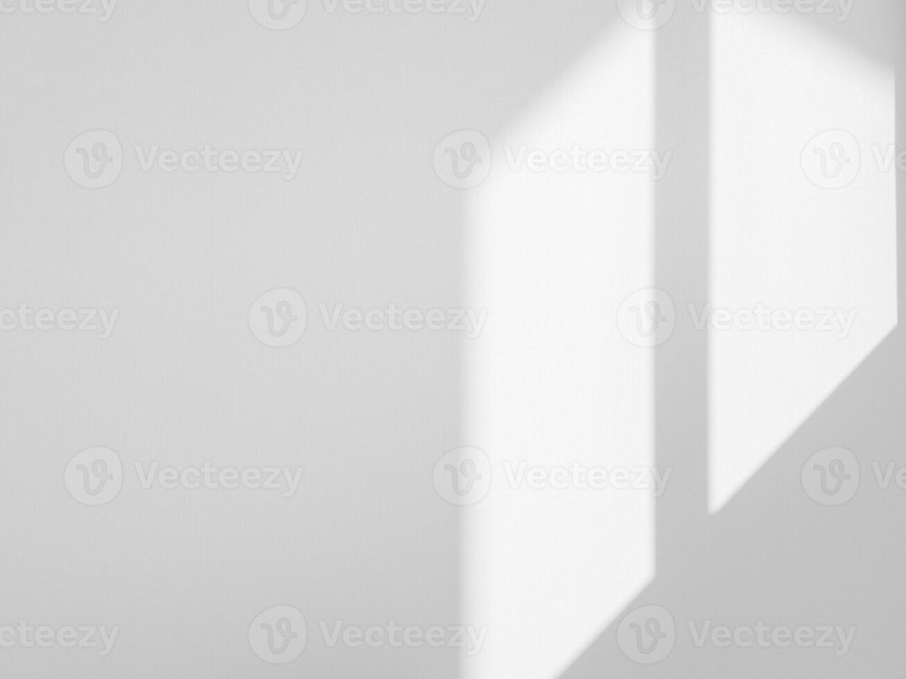 wit muur achtergrond met licht straal Aan de oppervlak. foto