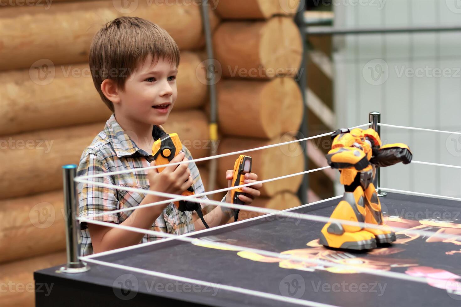 jongen spelen strijd vechten robot met afgelegen controle buitenshuis foto