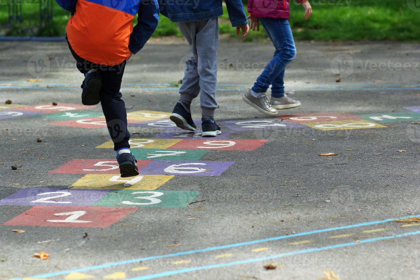 detailopname van kinderen voeten jumping en spelen hinkelen in school- werf foto