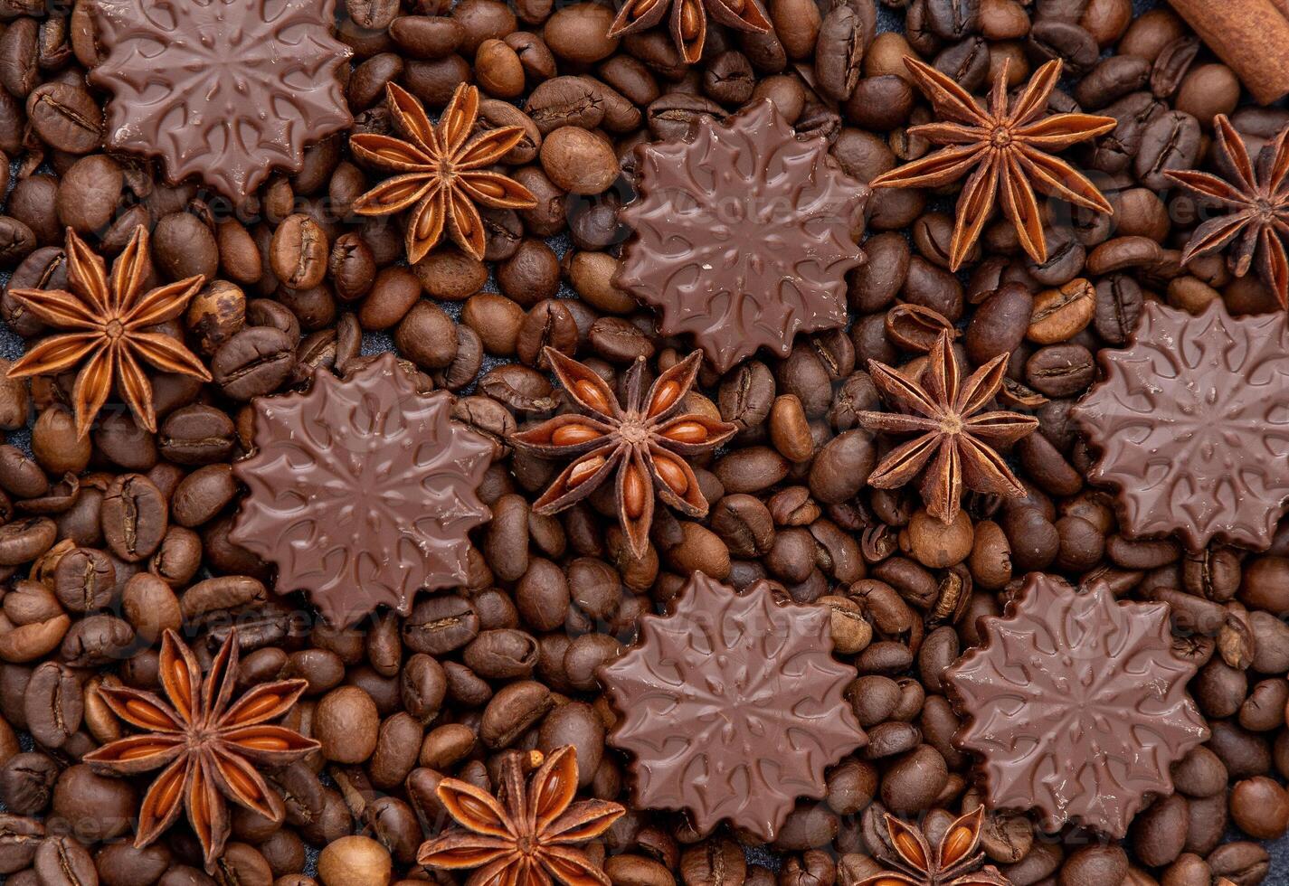 voedsel achtergrond. koffie bonen, anijs sterren en chocola snoepjes. foto