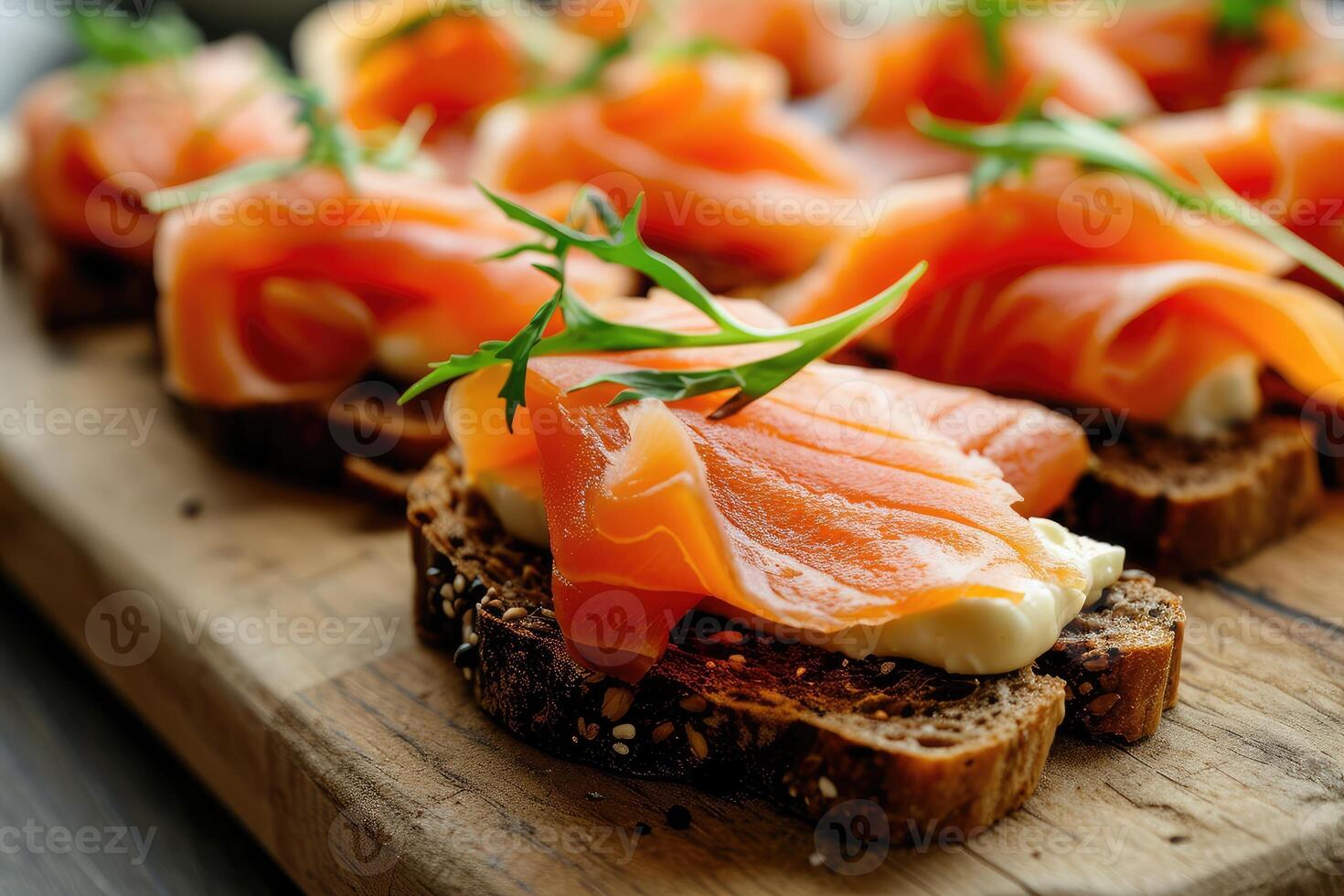 ai gegenereerd gerookt Zalm Aan rogge brood plak Aan houten bord. foto