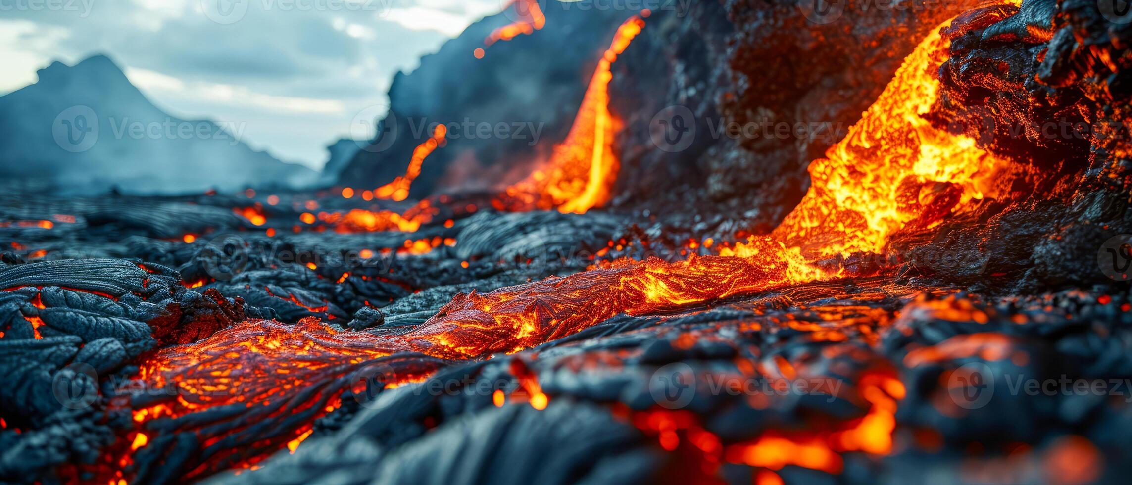 ai gegenereerd gesmolten lava stromen Aan robuust vulkanisch landschap. vurig gesmolten lava stromen door een donker, gekoeld vulkanisch terrein, presentatie van de rauw macht van natuur foto