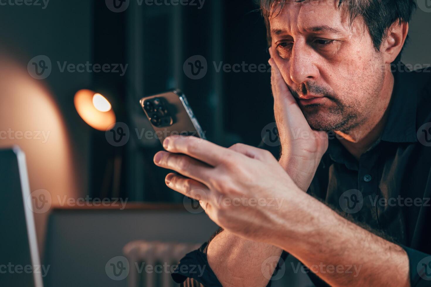 teleurgesteld moe zakenman gebruik makend van slim telefoon foto