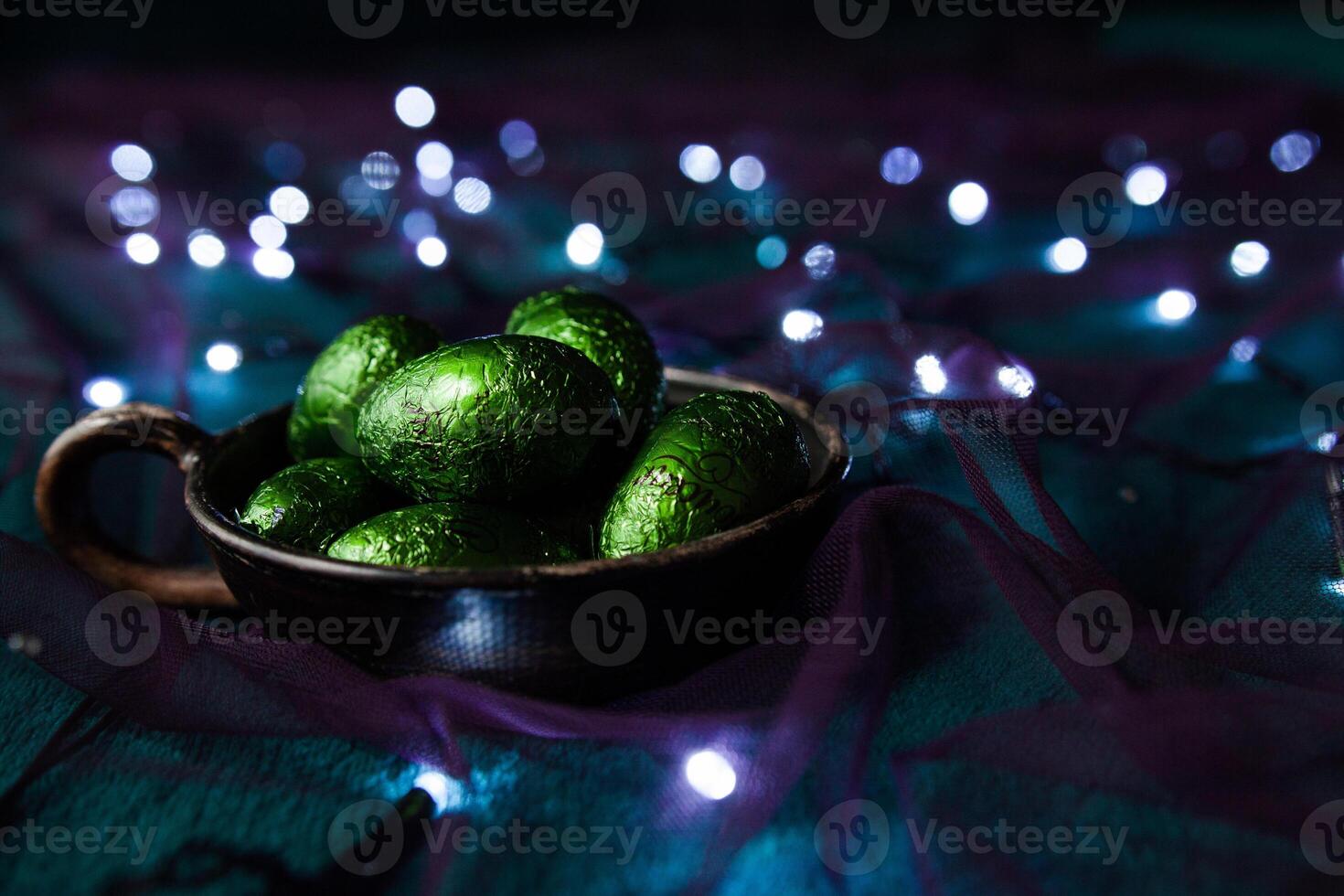 een bord van glimmend groen eieren tussen de slingers foto