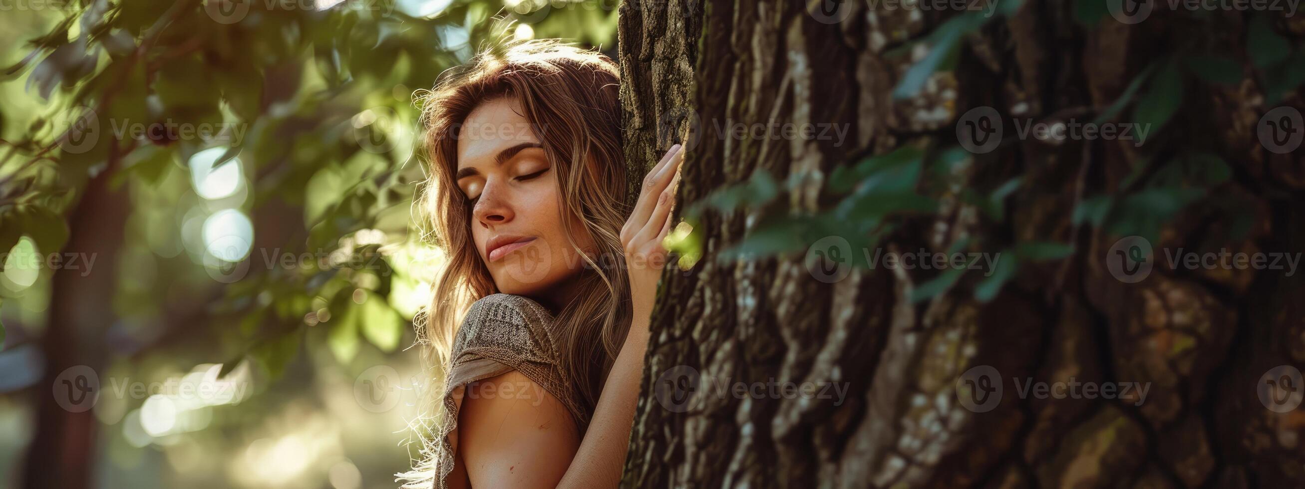 ai gegenereerd nadenkend vrouw knuffelen groot boom romp in de Woud, verbinding met natuur foto