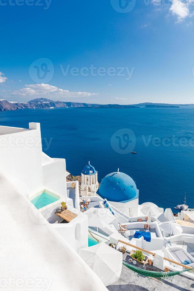 Europa reizen in Santorini Griekenland reis vakantie. verbazingwekkend zomer vakantie, blauw koepel, kerk over- blauw zee baai en mooi zeegezicht. beroemd reizen bestemming luxe vakantie over- wit architectuur foto