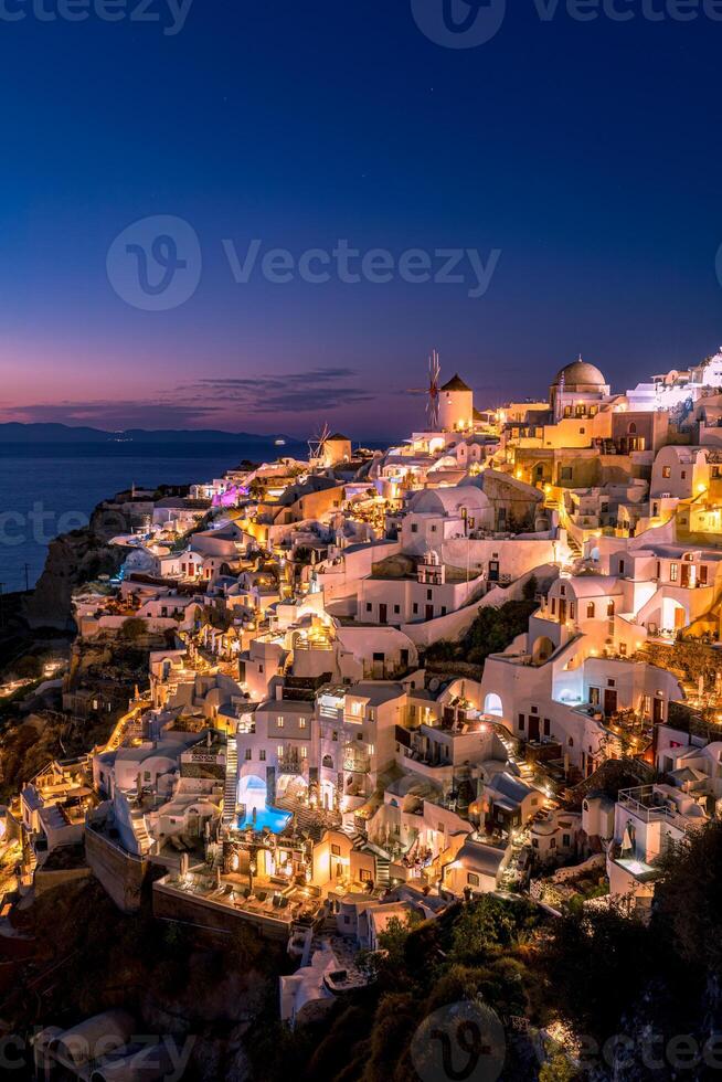 perfect reizen landschap. Santorini Bij nacht, lang blootstelling fotograaf na zonsondergang, middellandse Zee zee, Griekenland. verbazingwekkend schoonheid knus en romantisch nacht visie van beroemd vakantie bestemming, nacht lichten foto