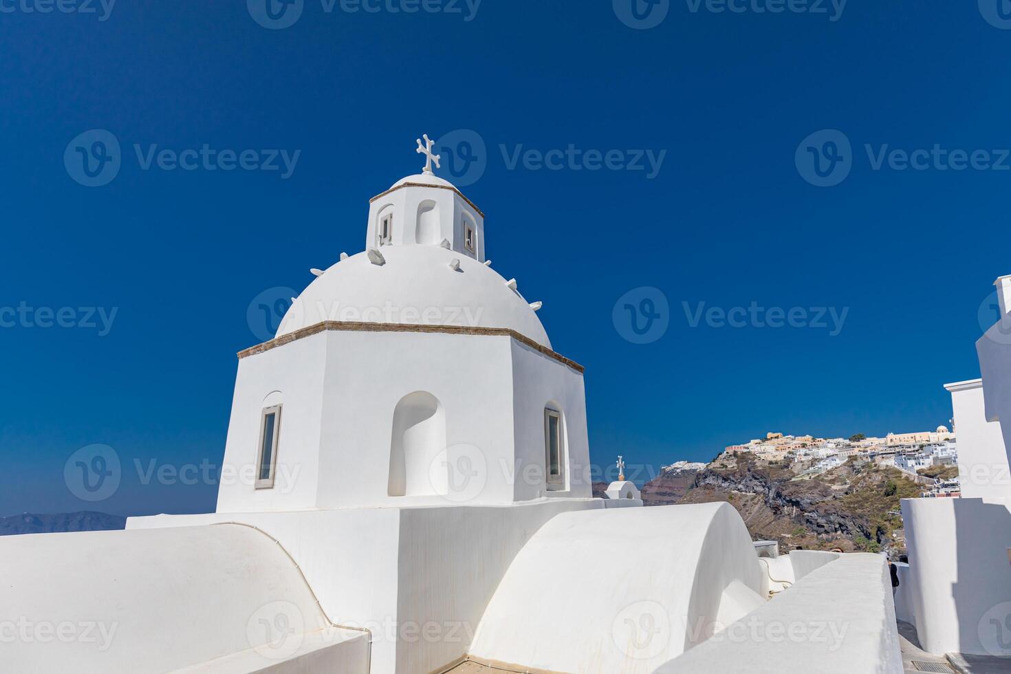 mooi Grieks kerk klok toren. Santorini eiland, Griekenland, Europa. luxe vakantie achtergrond concept, reizen concept. beroemd plaatsen, middellandse Zee landschap, zomer vakantie en vakantie. foto