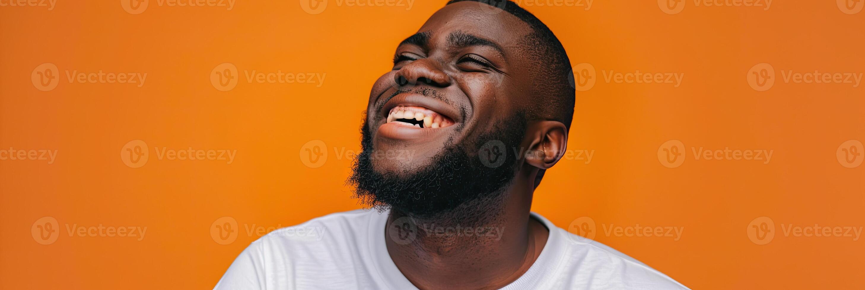 ai gegenereerd portret van een gelukkig zwart Mens Aan gekleurde achtergrond foto