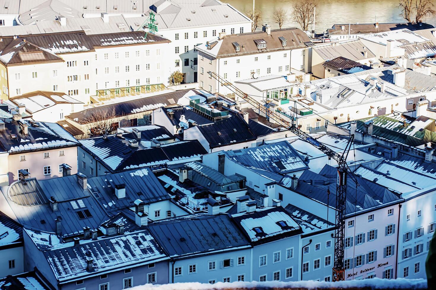 salzburg, Oostenrijk - 01.13.2024 visie van de historisch stad van Salzburg van de festung berg in winter, Salzburg land. foto