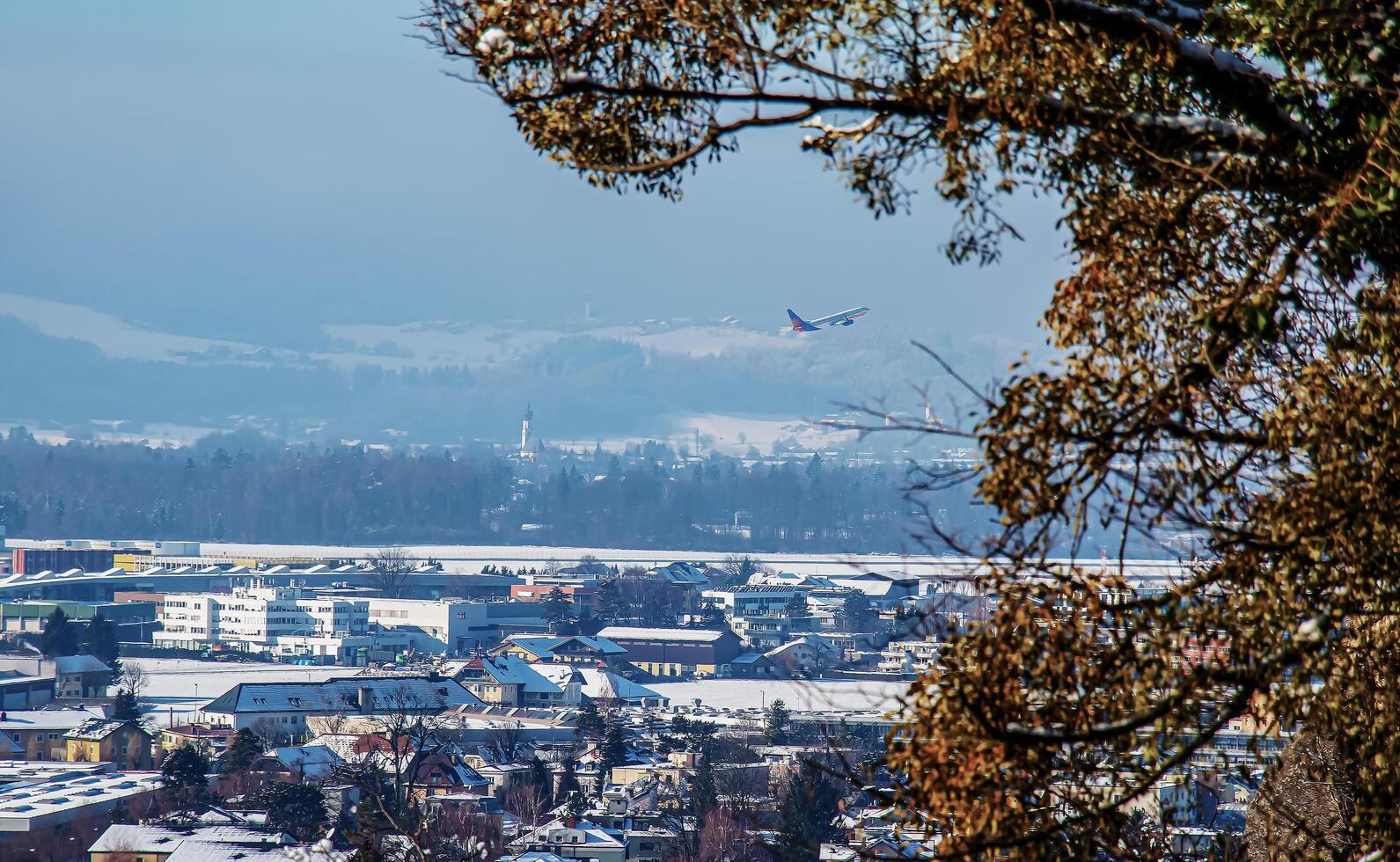 salzburg, Oostenrijk - 01.13.2024 vliegtuig vliegt laag over- Salzburg foto