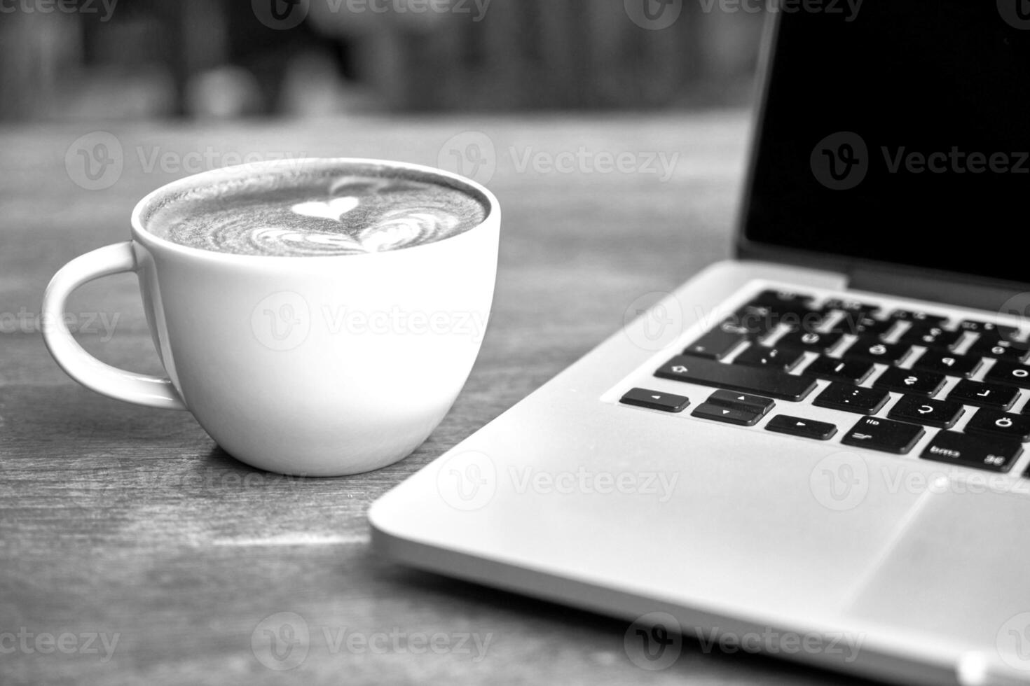 koffie kop dichtbij vew zwart en wit foto achtergrond, kop van thee of koffie Aan de tafel