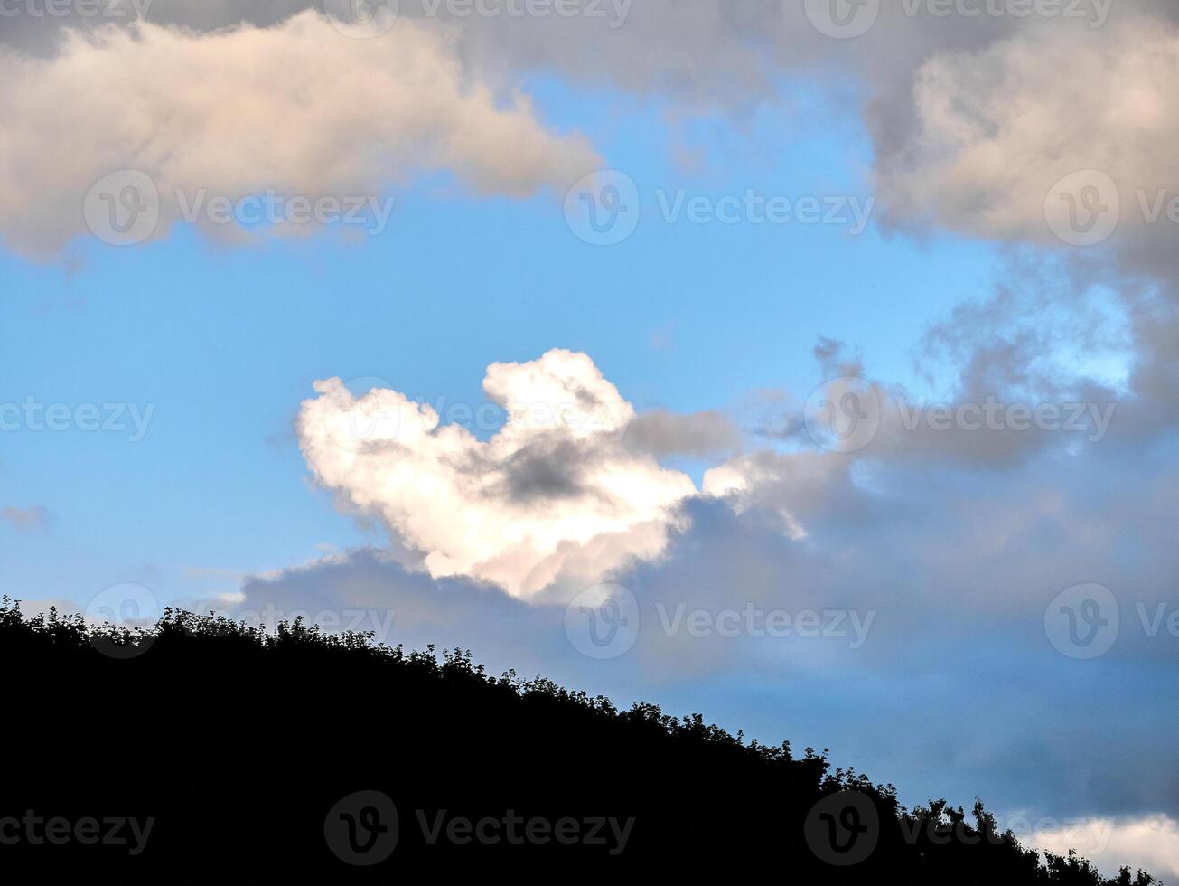 wit pluizig wolken in de diep blauw lucht. hemel achtergrond foto