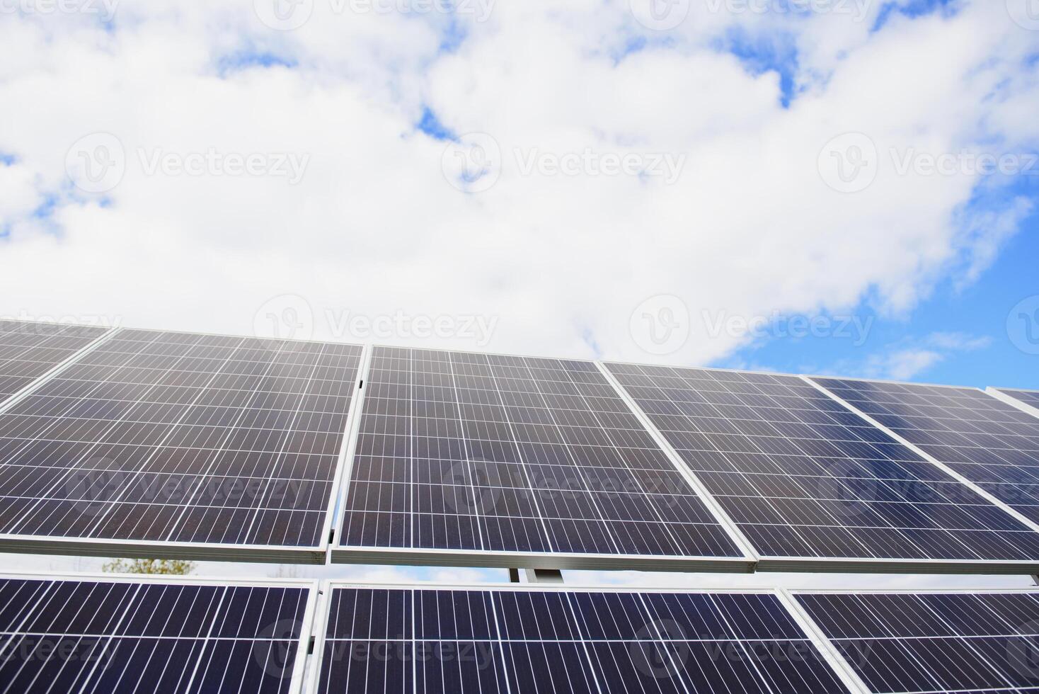 groen economisch, zonne- panelen naar produceren elektriciteit van de zon foto