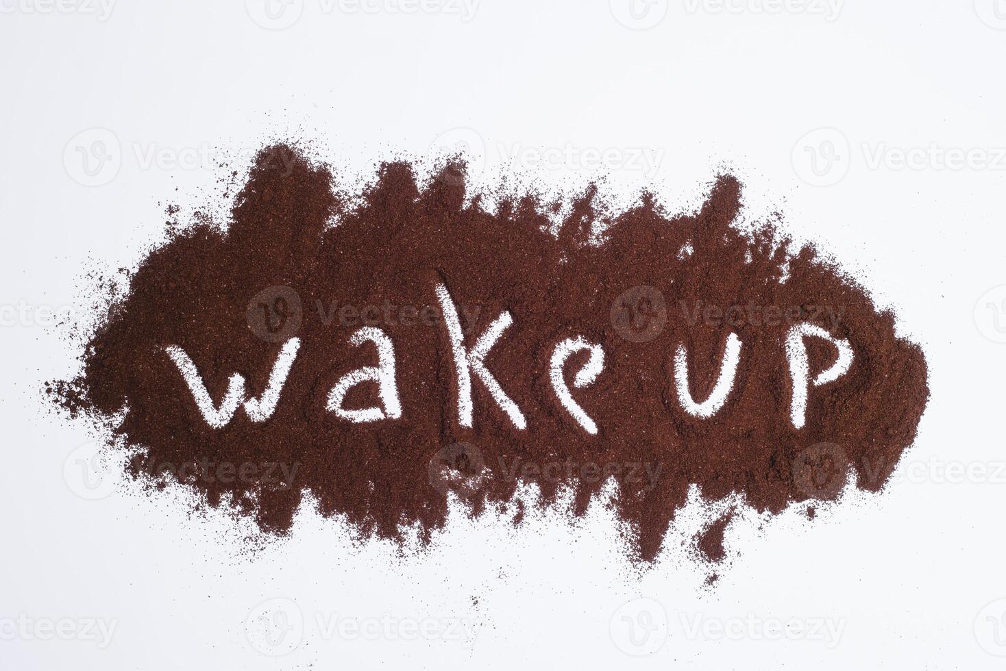 wakker worden omhoog woord geschreven Aan grond koffie laag, wit achtergrond foto