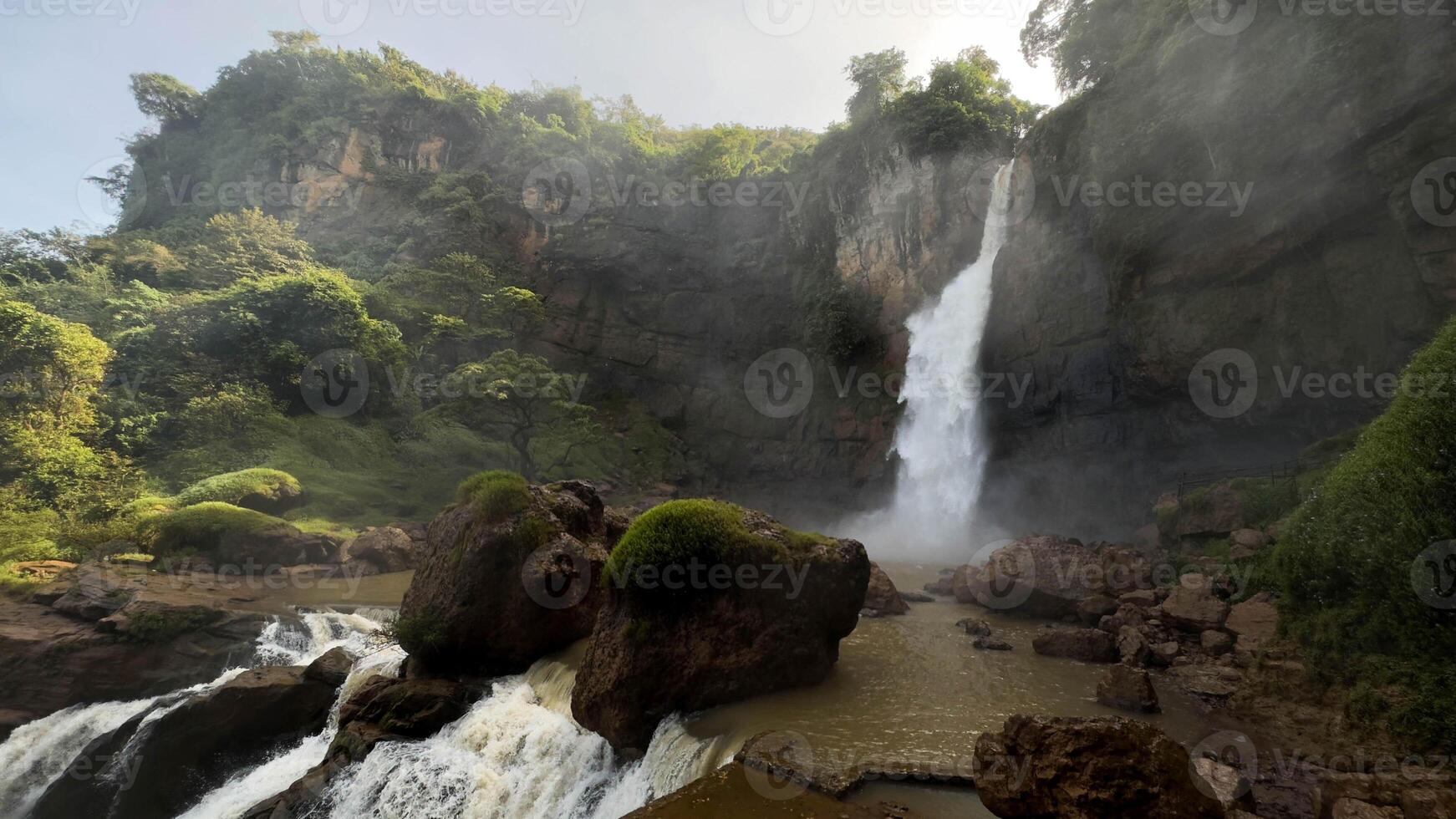 achtergrond natuur landschap waterval in de oerwoud met rotsen en bomen foto