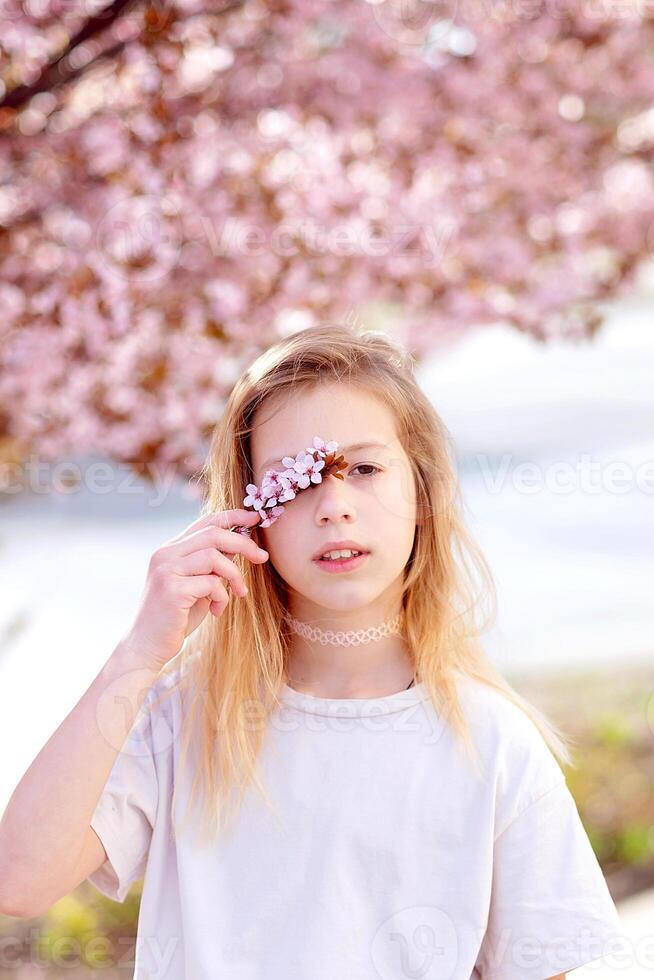 jong vrouw reiziger op zoek kers bloesems of sakura bloem bloeiend foto