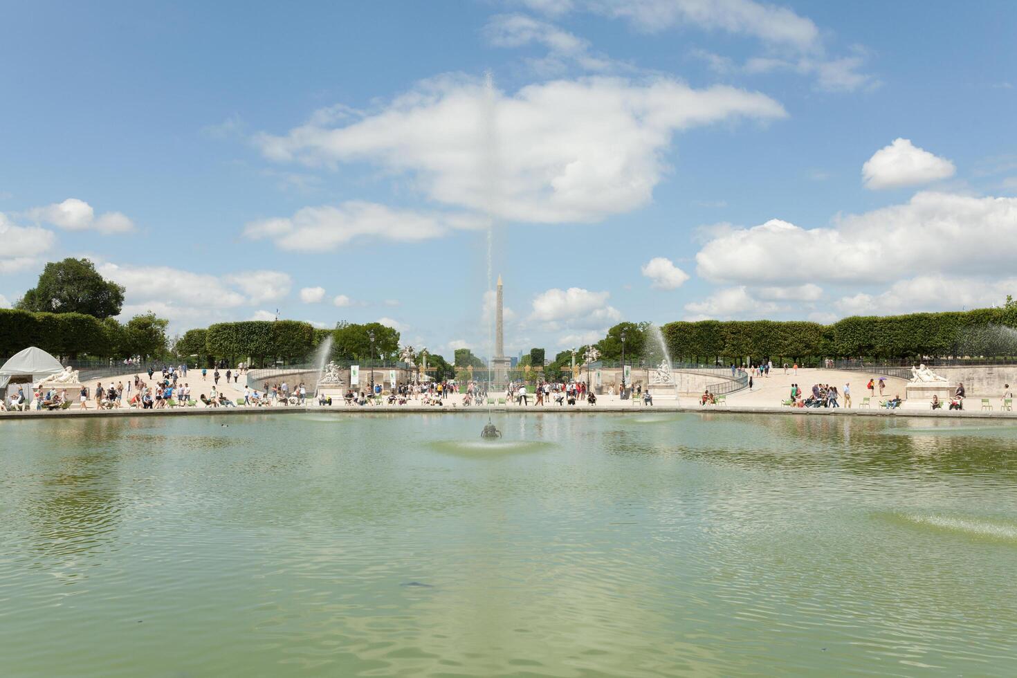 Parijs, Frankrijk - 02 juni 2018 lokaal en toerist genieten eerste zonnig dagen in beroemd tuileries tuin. jardin des tuileries is een openbaar tuin gelegen tussen rooster museum en plaats de la concorde. foto