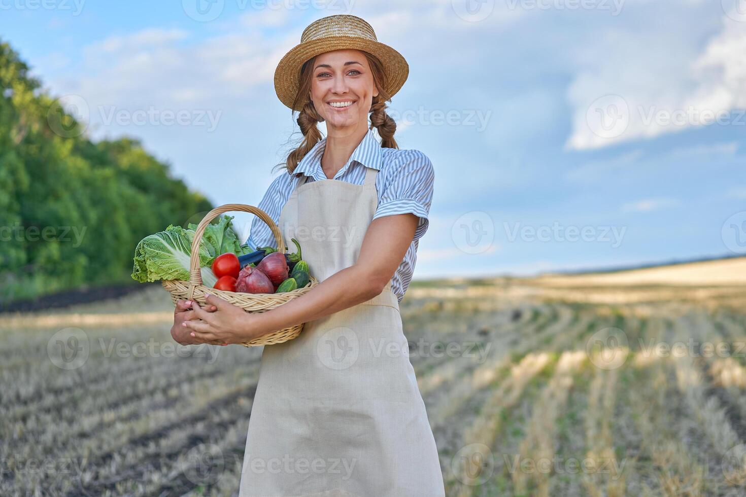 vrouw boer rietje hoed schort staand bouwland glimlachen vrouw agronoom specialist landbouw agribusiness gelukkig positief Kaukasisch arbeider agrarisch veld- foto