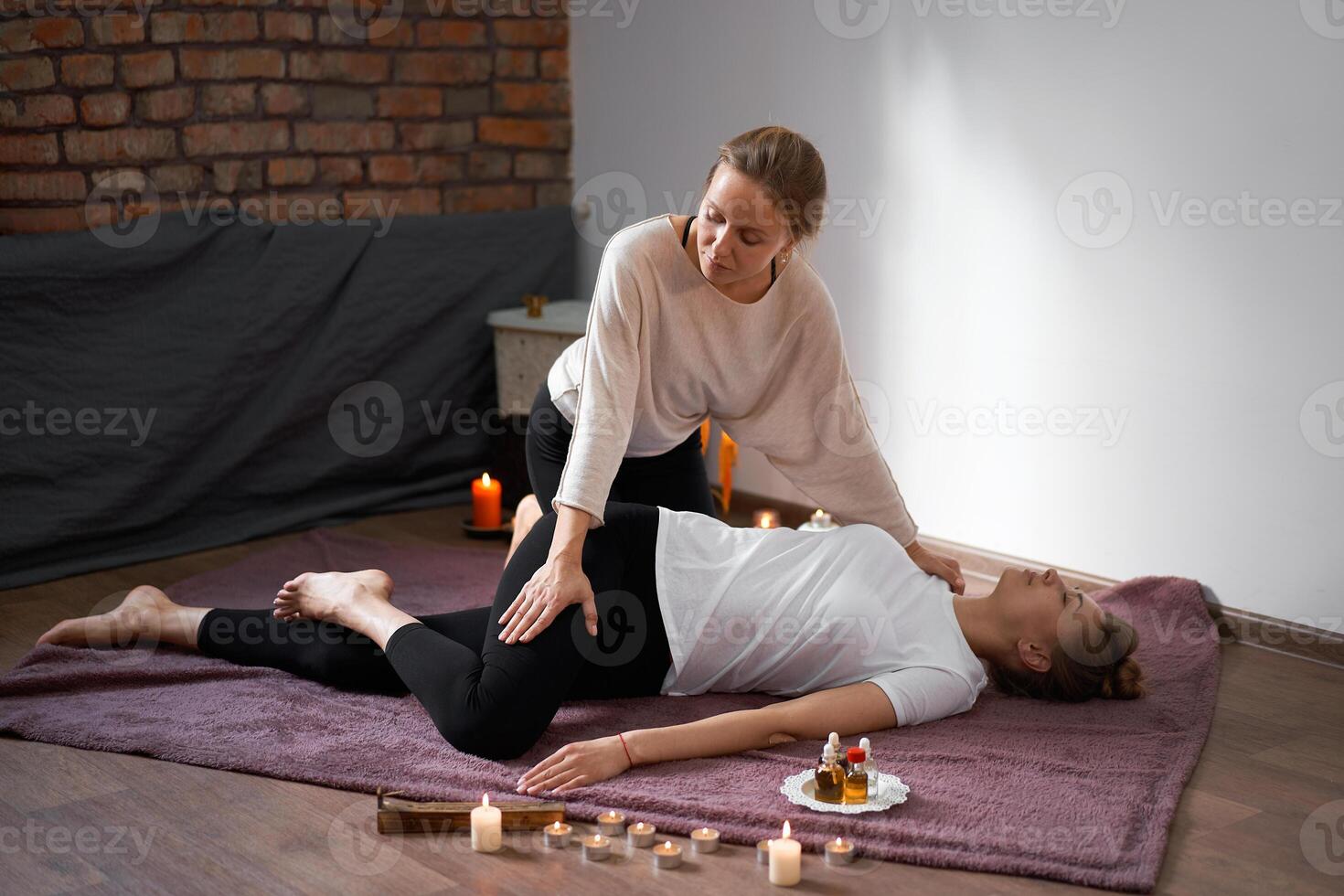 kom tot rust en genieten in spa salon, krijgen Thais massage door professioneel masseur. foto