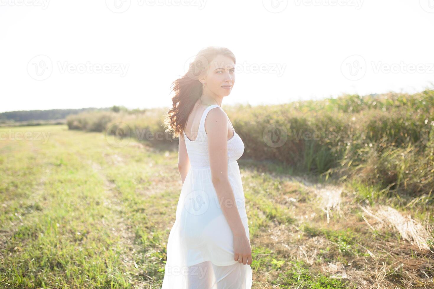 mooi Kaukasisch meisje wandelen Aan de veld. zomer tijd dag foto