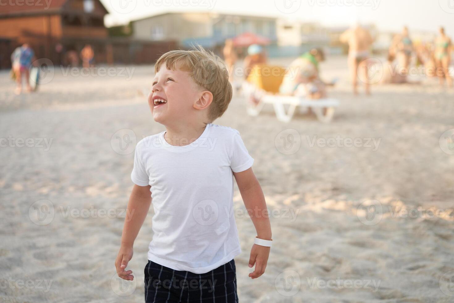 Kaukasisch jongen staand strand. kinderjaren zomer. familie vakantie foto