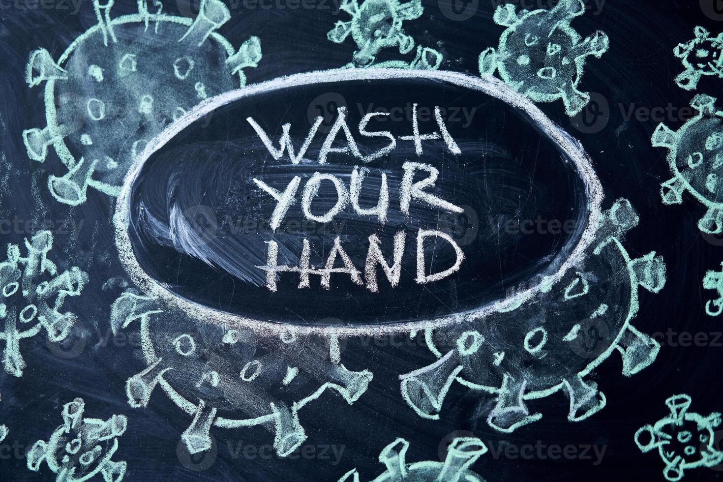 wassen uw hand. het uitbreken waarschuwing. geschreven wit krijt Aan schoolbord in verbinding met epidemie van coronavirus wereldwijd. foto