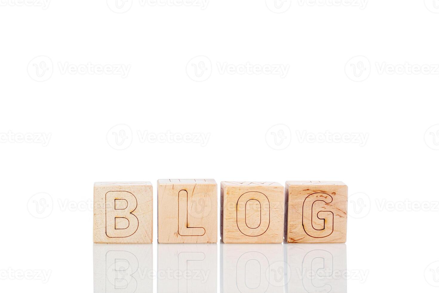 houten kubussen met brieven blog Aan een wit achtergrond foto