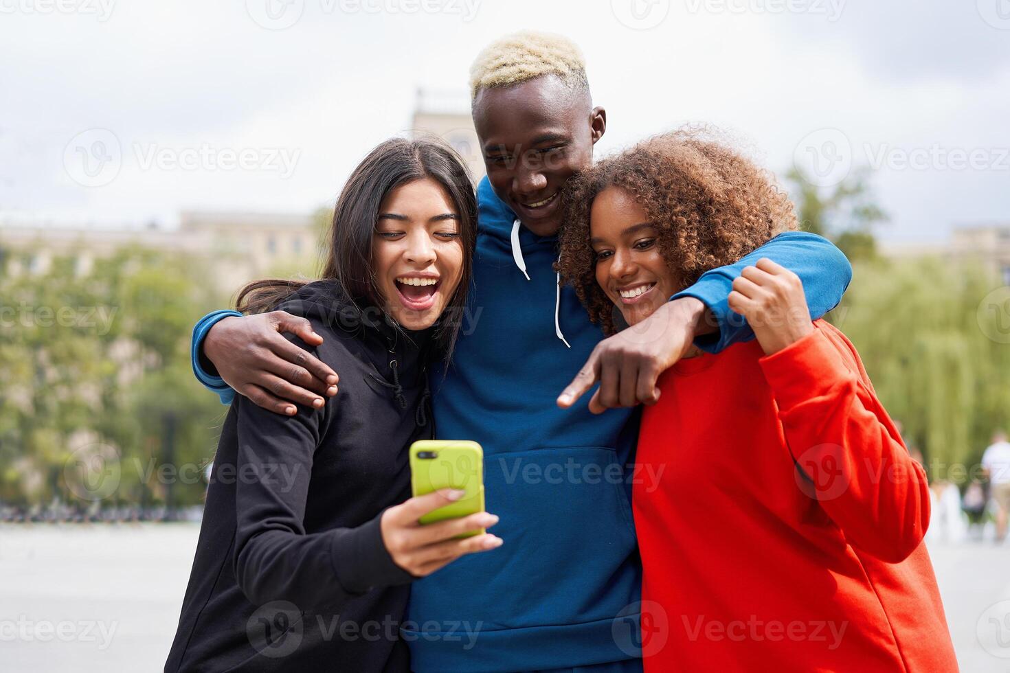 multi etnisch vrienden buitenshuis. verschillend groep mensen afro Amerikaans Aziatisch uitgeven tijd samen foto