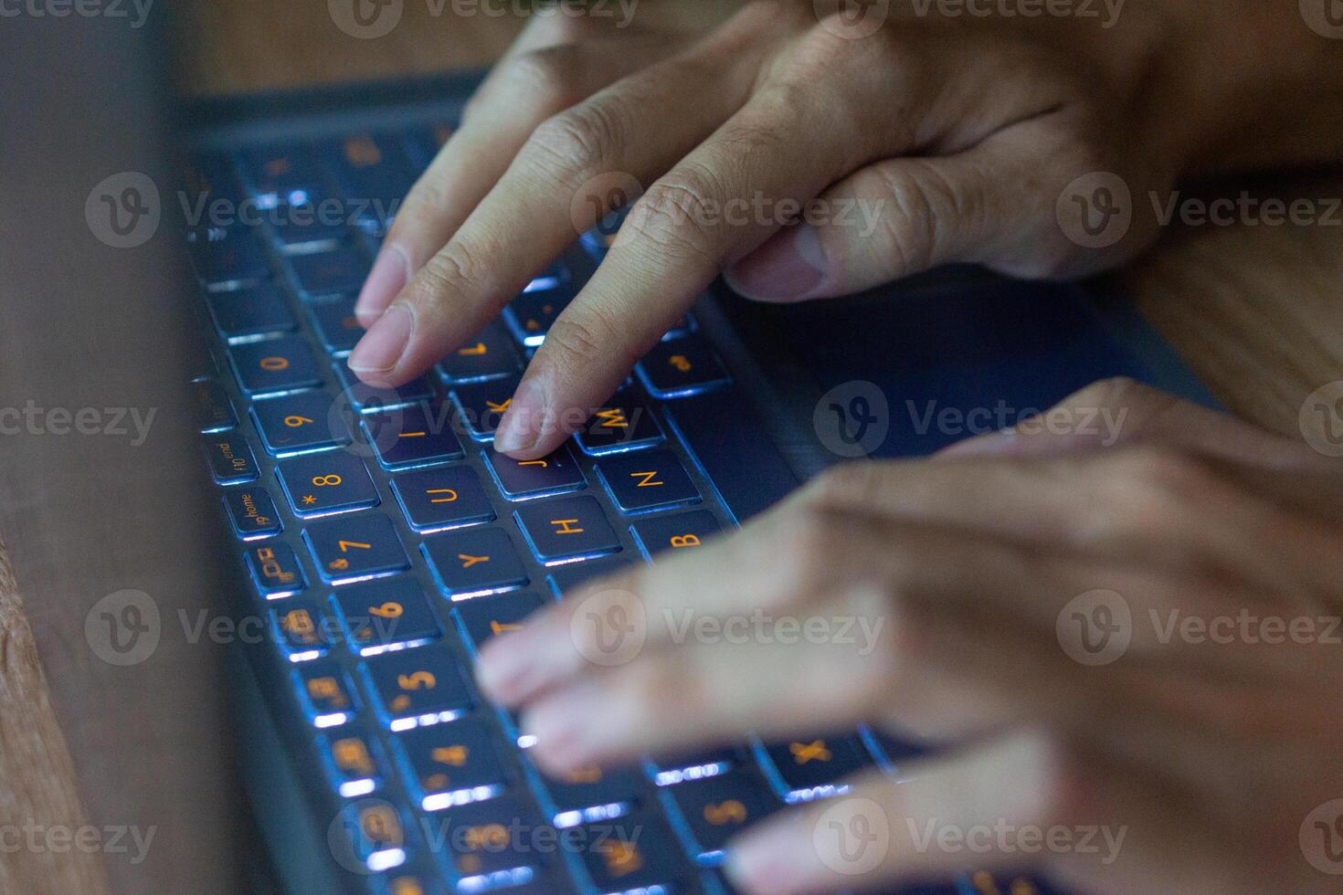 dichtbij omhoog beeld van handen typen Aan laptop computer toetsenbord en surfing de internet Bij huis. freelancer tekstschrijver werken projecteren, typen tekst, Bewerk iets. afgelegen baan concept foto