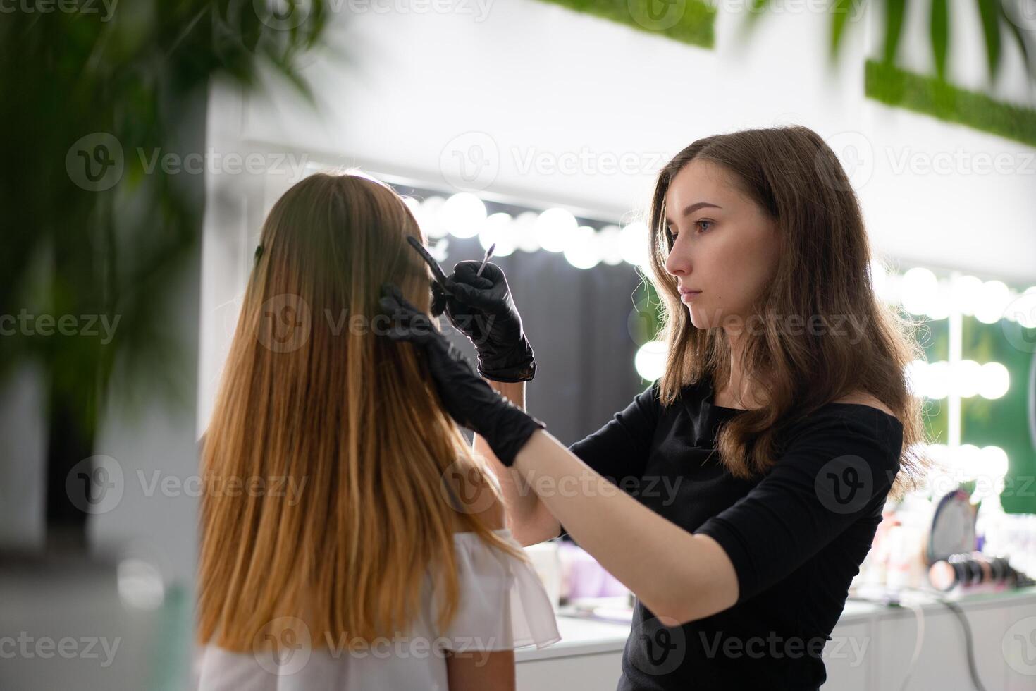 jong schoonheidsspecialist Kaukasisch meisje houdt model- wenkbrauw correctie foto