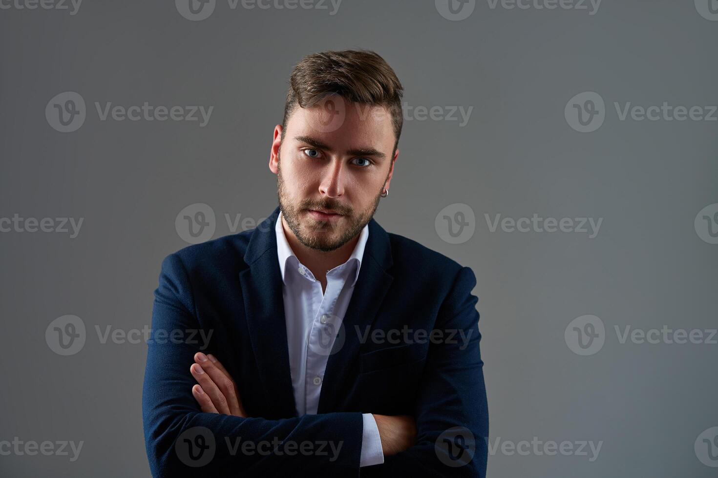 dichtbij omhoog portret jong Mens zakenman. Kaukasisch vent bedrijf pak studio grijs achtergrond. foto