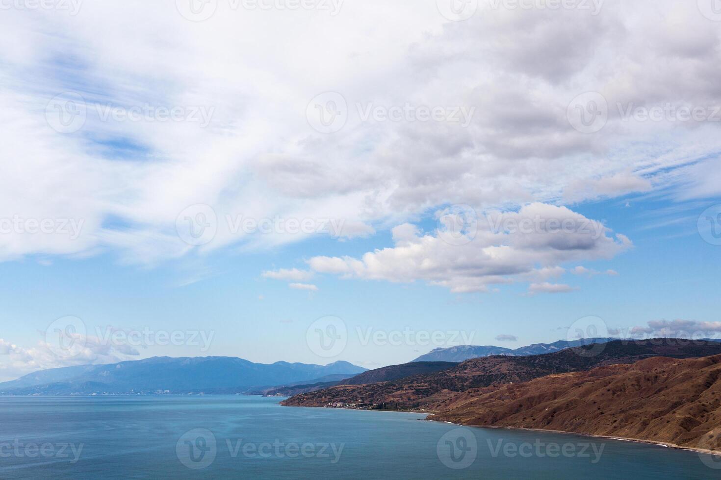 zeegezicht vanaf de top op een bewolkte dag foto