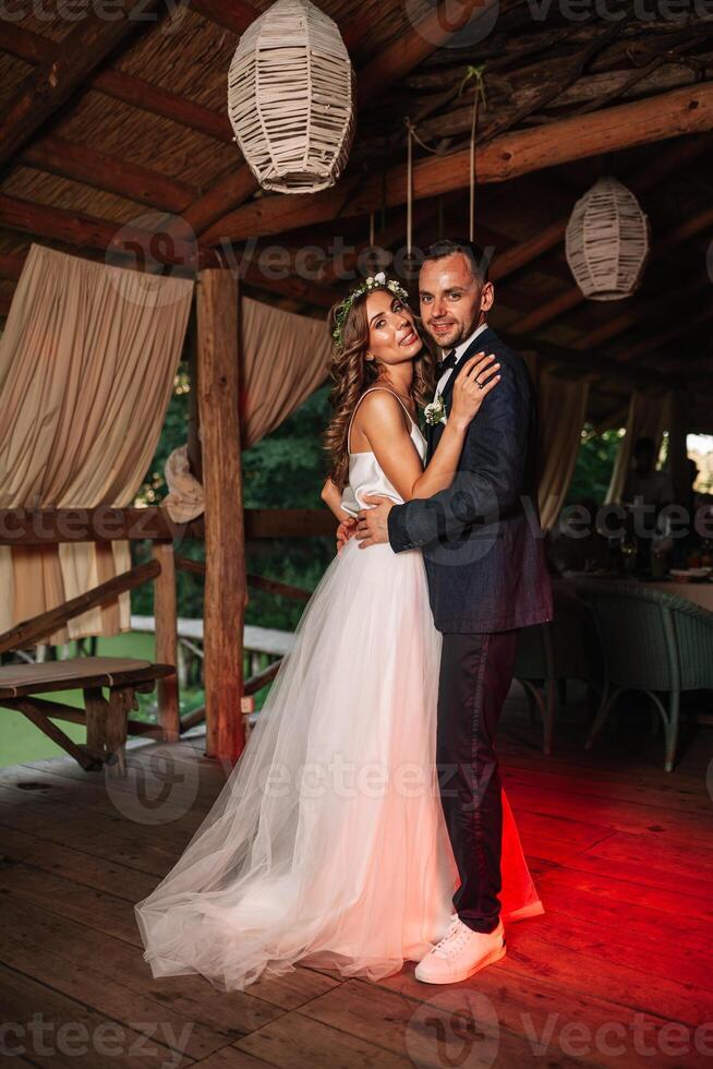 gelukkig bruid en bruidegom en hun eerste dans, bruiloft in de elegant restaurant met een geweldig licht en atmosfeer foto