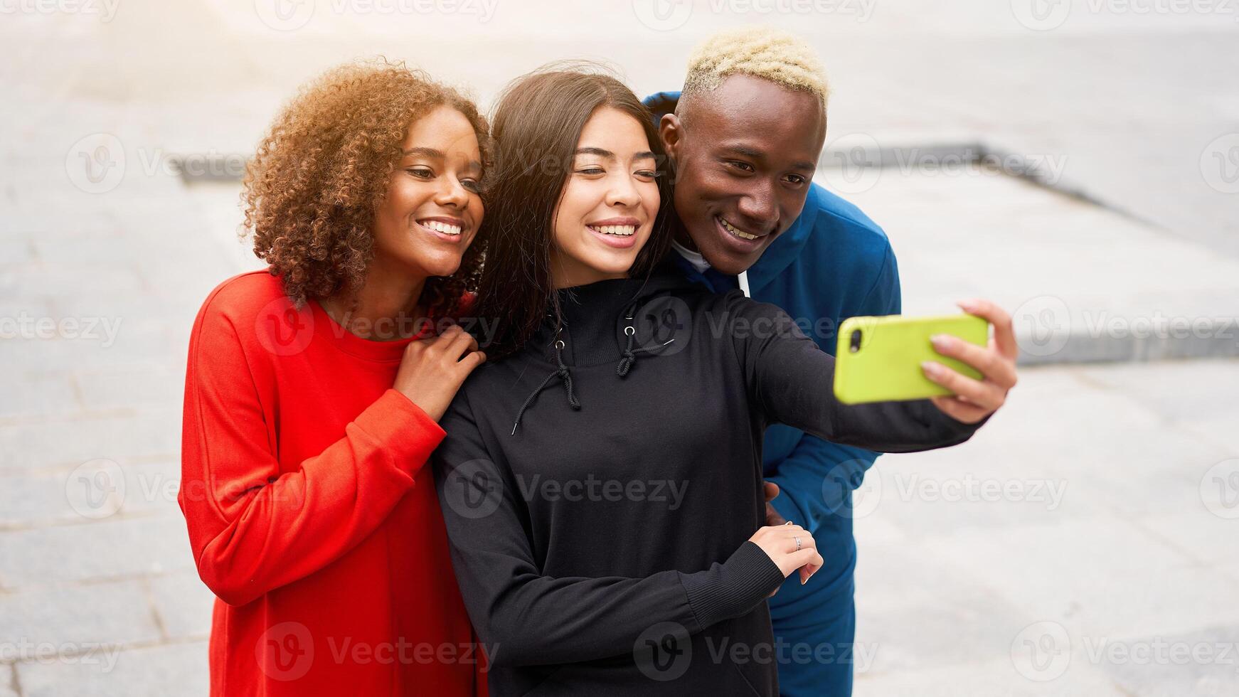 multi etnisch vrienden buitenshuis. verschillend groep mensen afro Amerikaans Aziatisch uitgeven tijd samen foto