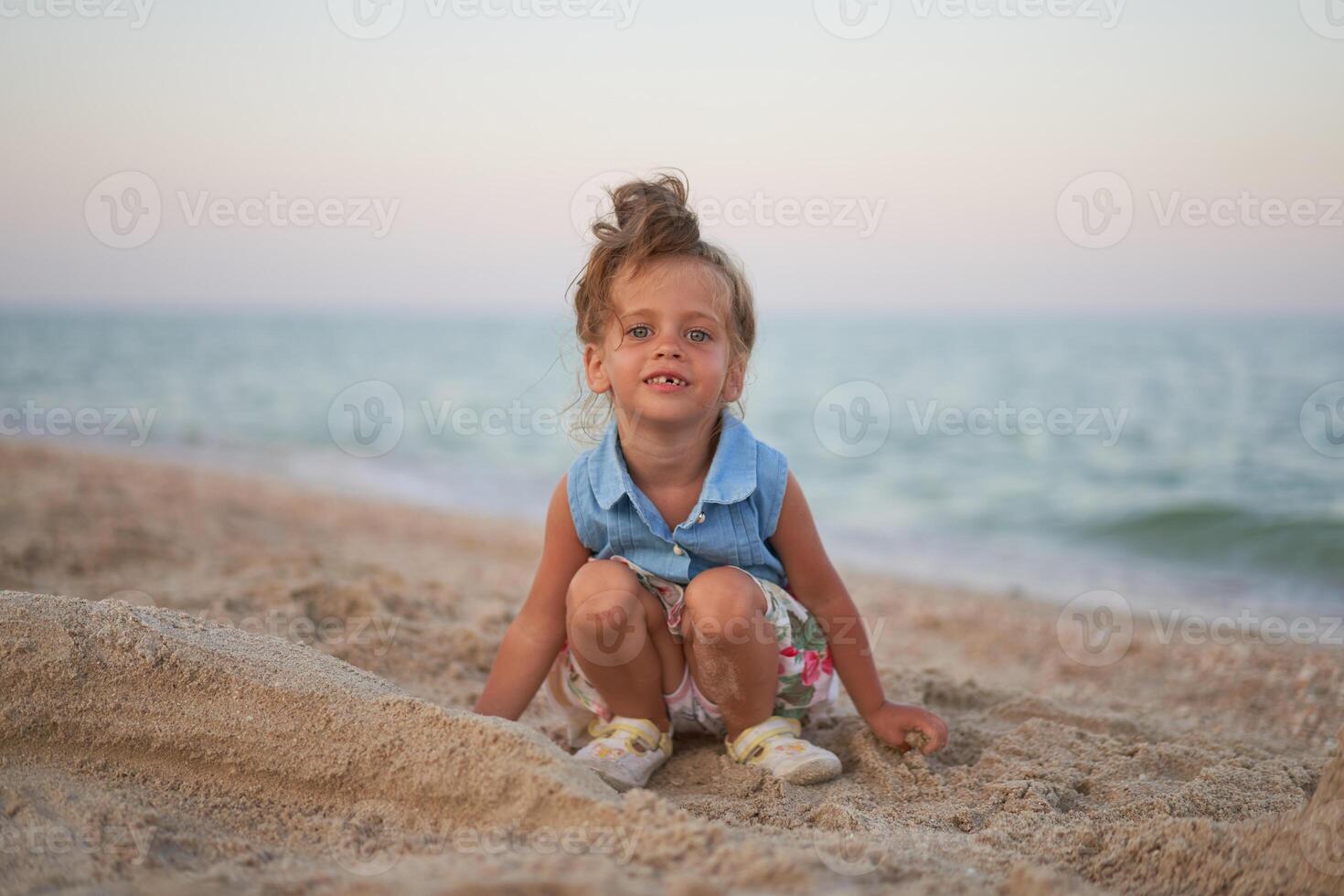 kind spelen zand strand weinig meisje Speel verdrietig alleen zomer familie vakantie foto