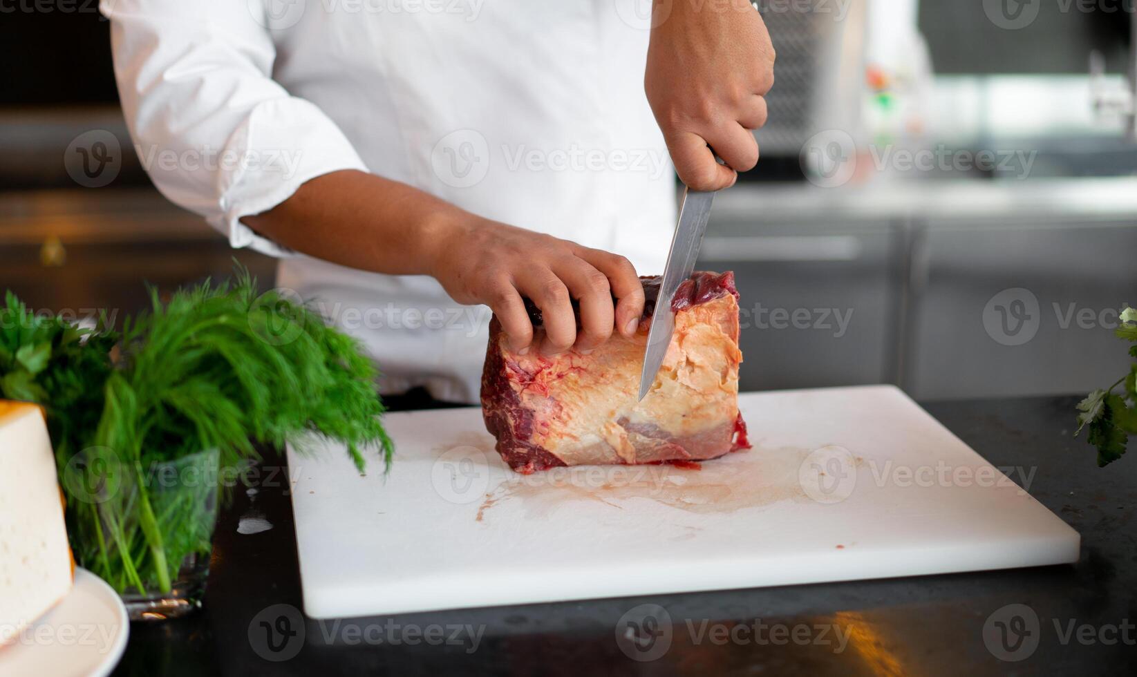 onherkenbaar jong Afrikaanse chef staand in professioneel keuken in restaurant voorbereidingen treffen een maaltijd van vlees en kaas groenten. foto