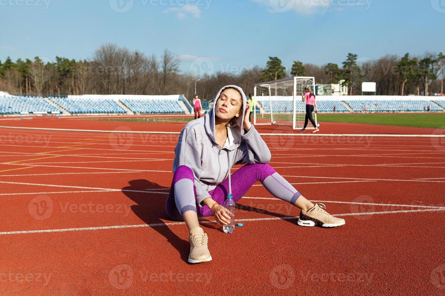 fit sportief meisje ontspannende na jogging foto