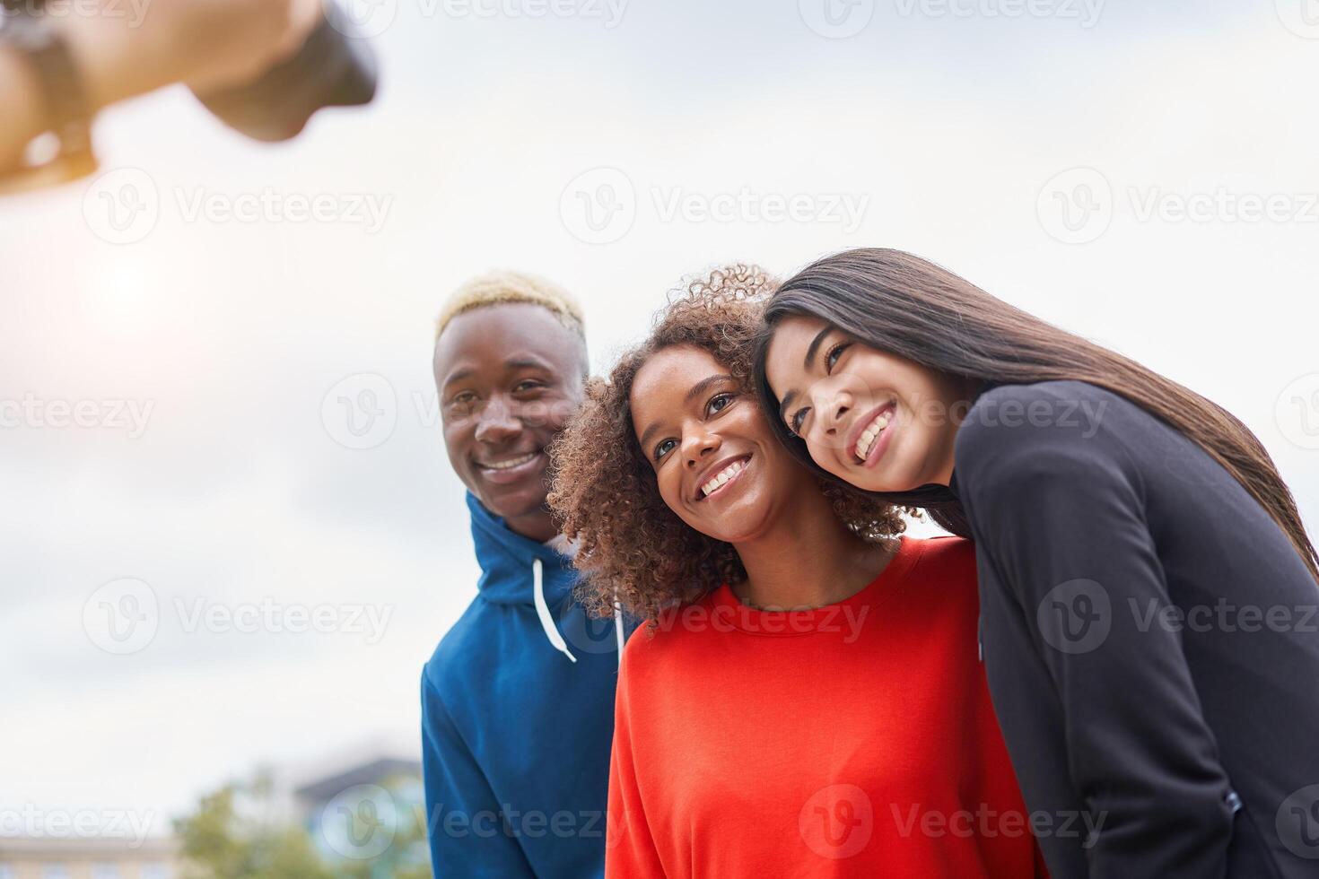 multi etnisch vrienden buitenshuis. verschillend groep mensen afro Amerikaans Aziatisch uitgeven tijd samen foto